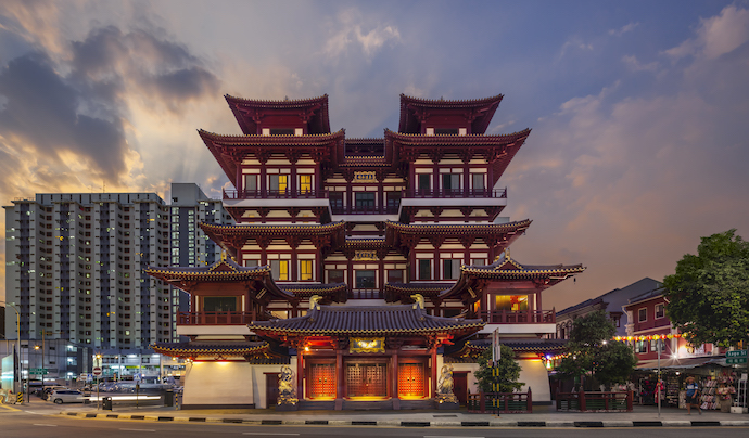 8 Best Things To See & Do In Singapore’s Chinatown - Visit the iconic Buddha Tooth Relic Temple