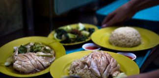 6 Popular Singapore Dishes & The Stories Behind Them 6 Popular Singapore Dishes & The Stories Behind Them - Hainanese Chicken Rice